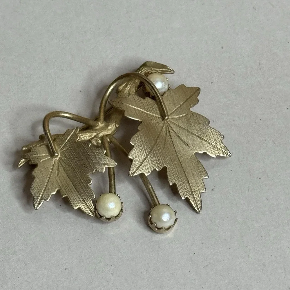 Vintage Sarah Coventry 2 Leaf 3 Faux Pearl‎ Pin Brooch 1.5